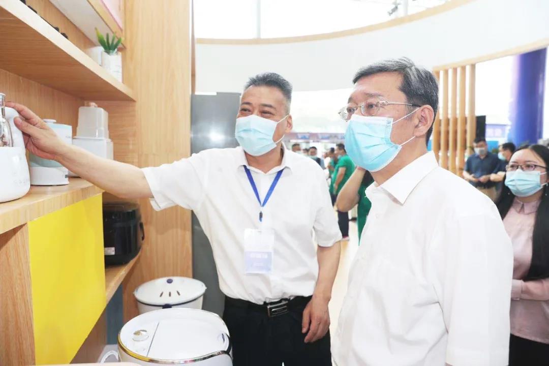 孫斌副市長關(guān)心小鴨發(fā)展，專程蒞臨小鴨展廳指導工作！